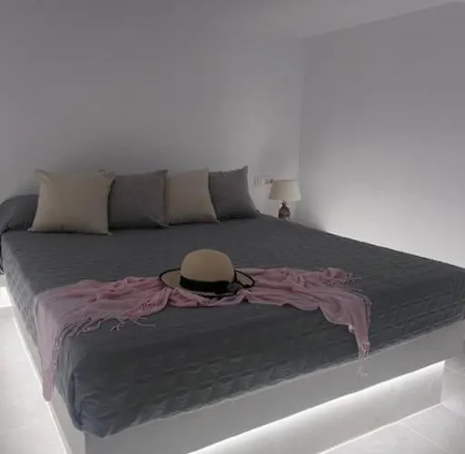 Family Emporio (Santorini)