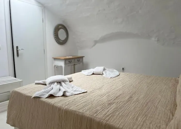 Family Emporio (Santorini)