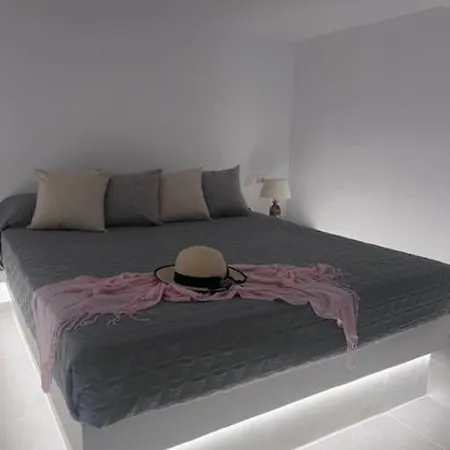 Family Emporio (Santorini)