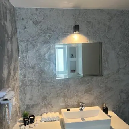 Family Emporio (Santorini)